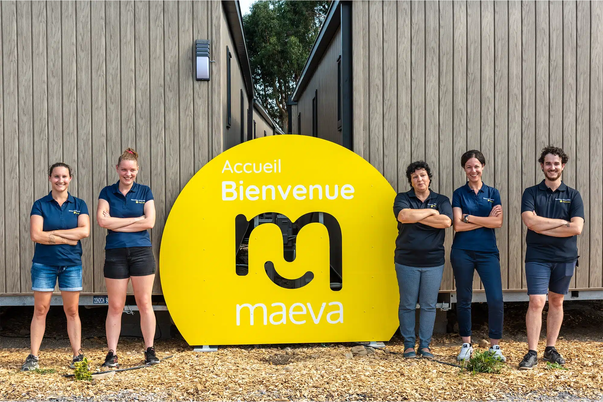 L'équipe des Cottages de Perpignan devant l'accueil du camping