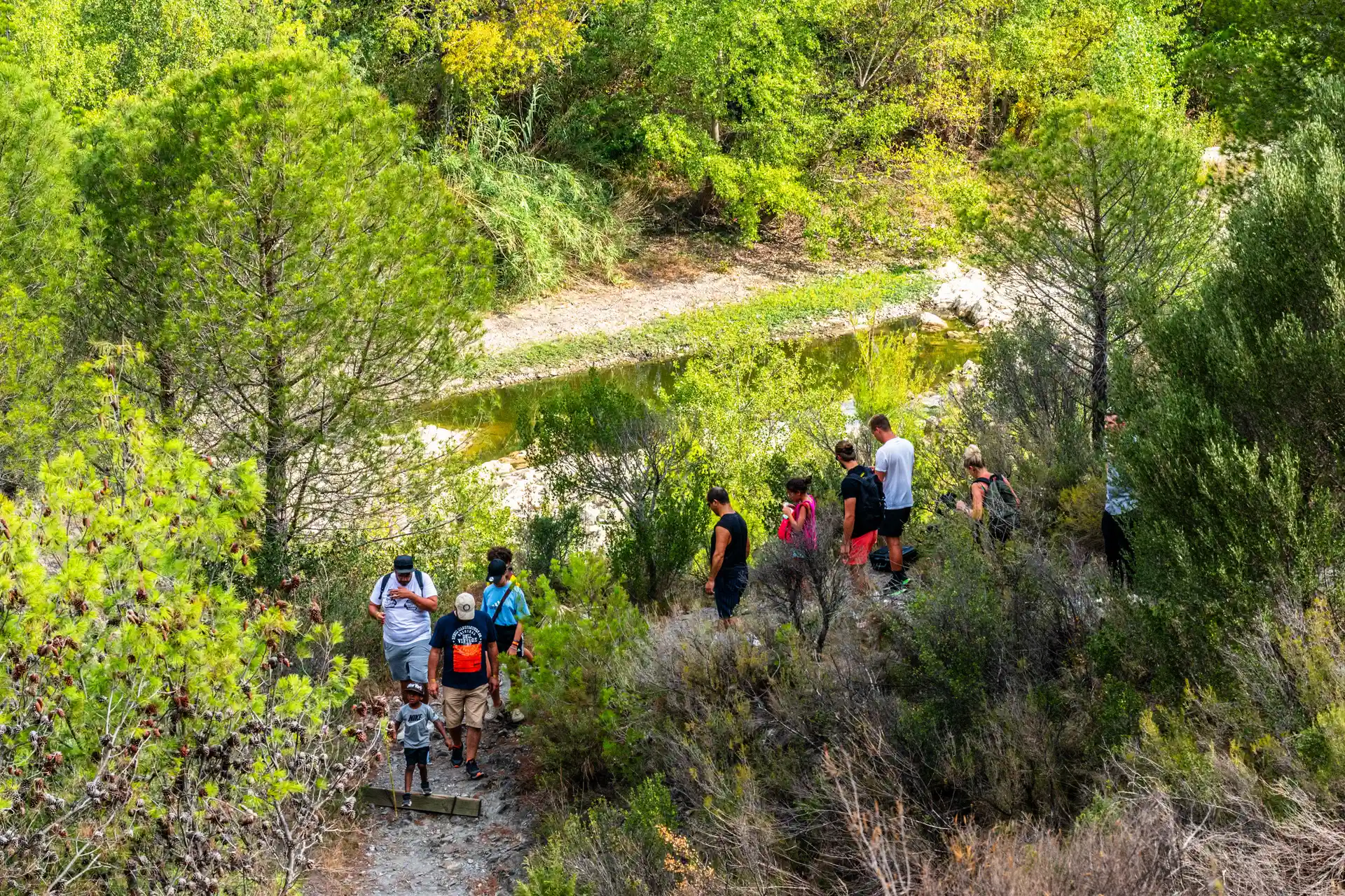 Randonneurs sur un sentier des Pyrénées catalanes