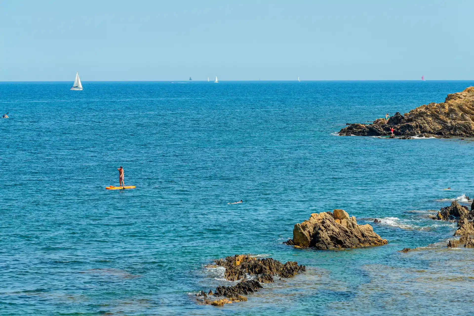 Mer Méditerranée et côte rocheuse des Pyrénées-Orientales