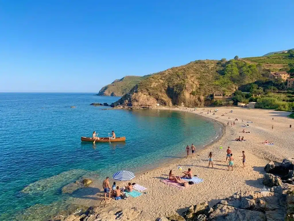 Crique de l'anse de Paulilles, baignade en canoë entre vignes en terrasses et falaises