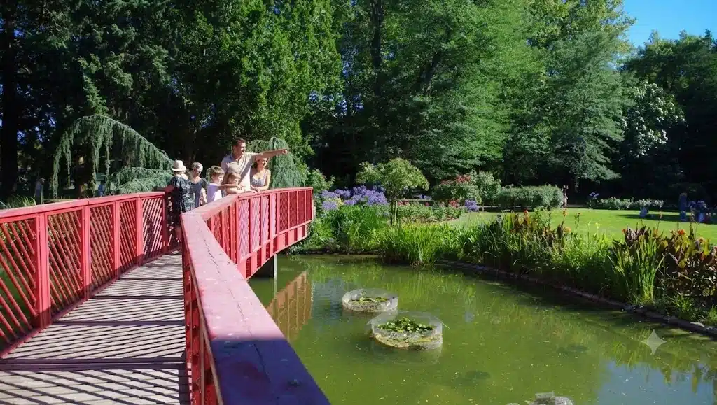 Visiteurs sur la passerelle du jardin des plantes des Capellans, Saint-Cyprien