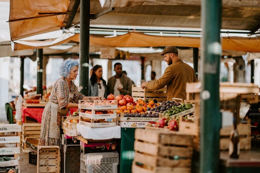 Étal de fruits et légumes de saison sur un marché traditionnel